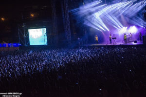 Σκηνή και κοινό από Live των Beirut για ενημέρωση σχετικά με τον καιρό Release Athens Festival 2016