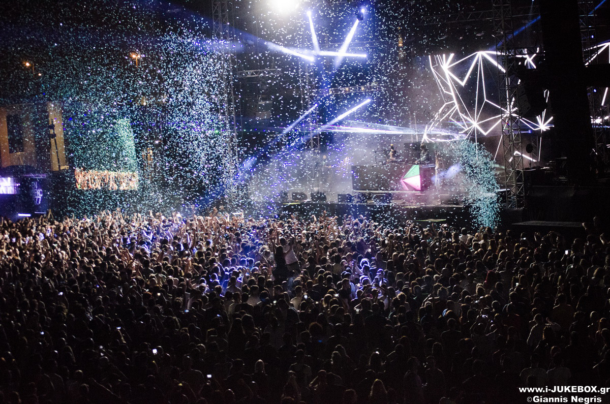 Το κοινό και η σκηνή στο live των Röyksopp στο Release Athens Festival 2017