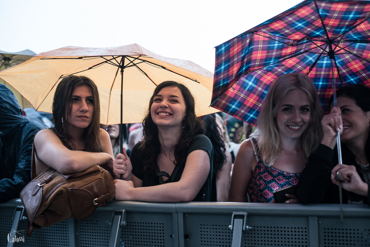 Κοινό με ομπρέλες στο Release Athens 2017