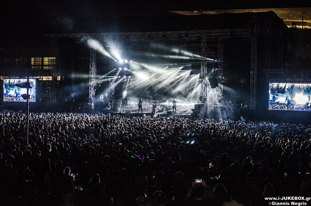 Το κοινό και η σκηνή στο live των Jamiroquai στο Release Athens Festival 2018