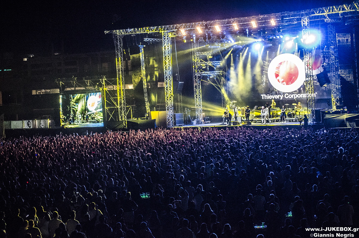 Η σκηνή και το κοινό στο live των Thievery Incorporation Release Athens Festival 2018