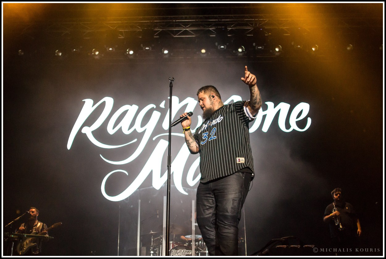 Μέλος της ομάδας των μουσικών της ομάδας των Rag 'n' Bone man στη σκηνή του Release Athens Festival 2018