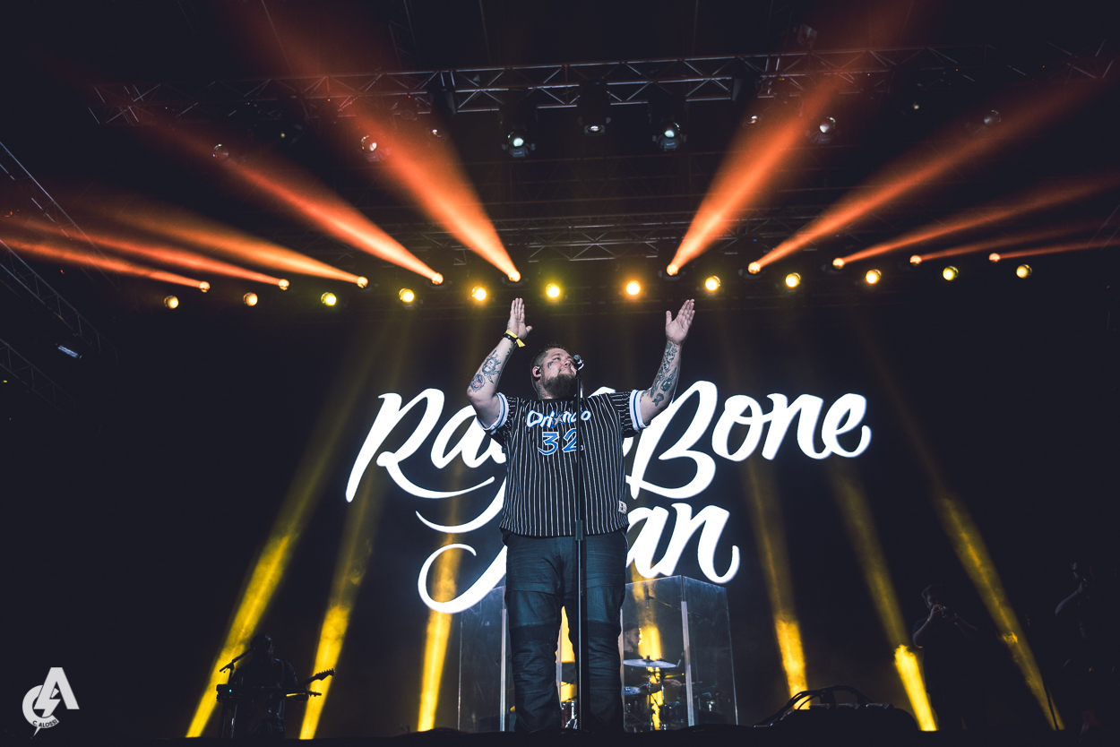 Μέλος της ομάδας των μουσικών της ομάδας των Rag 'n' Bone man στη σκηνή του Release Athens Festival 2018