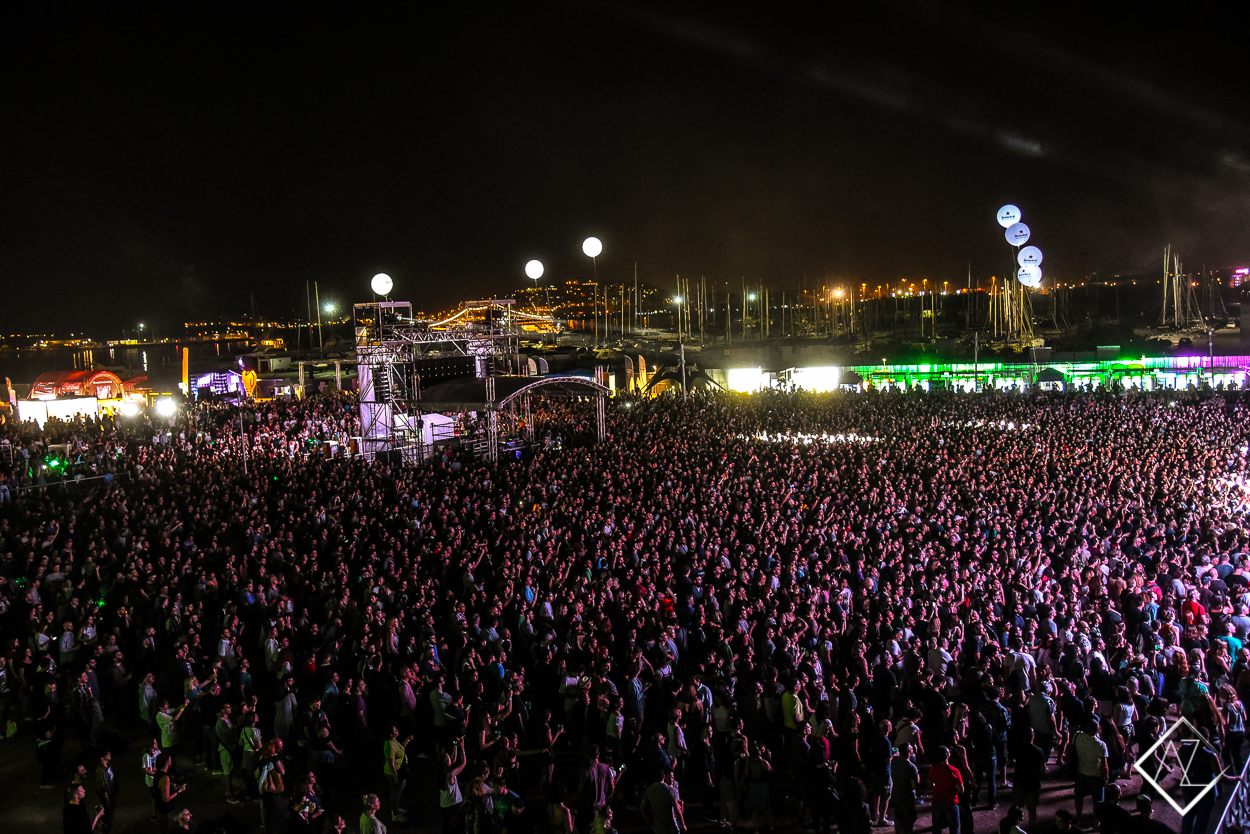 Το κοινό και η σκηνή στο live των Jamiroquai στο Release Athens Festival 2018