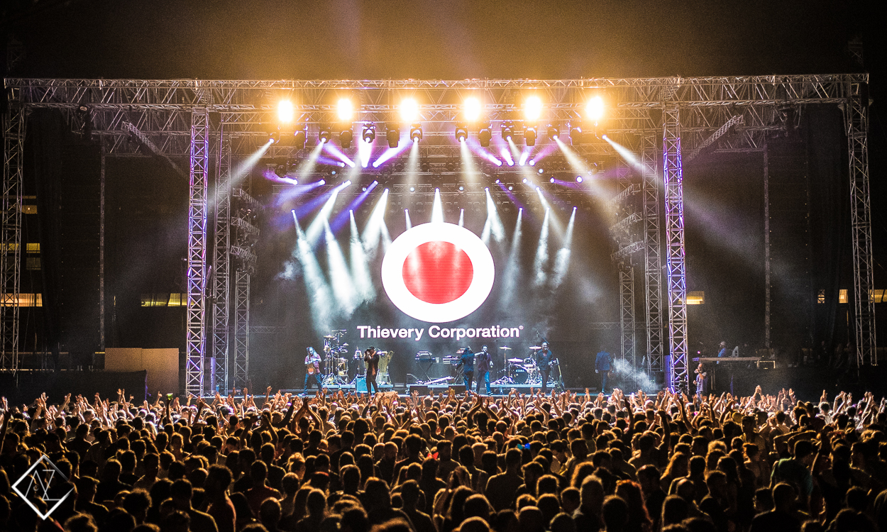 Κοινό και σκηνή στο Live των Thievery Corporation στο Release Athens Festival 2018