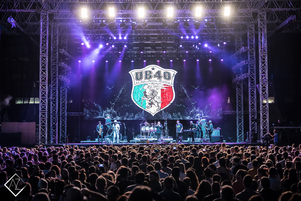 Η σκηνή και το κοινό στο live των UB40 στο Release Athens Festival 2018
