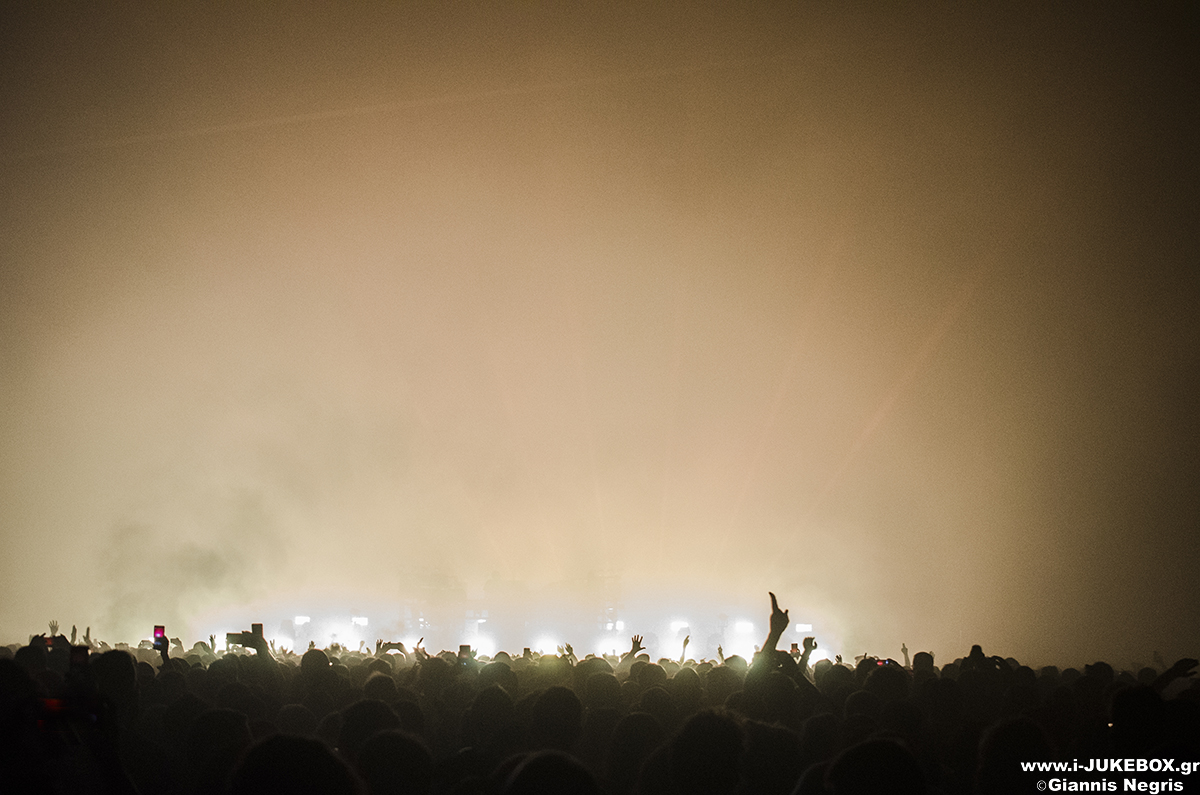 Οι The Chemical Brothers πάνω στη σκηνή, στο Ολυμπιακό Κέντρο Ξιφασκίας το 2018