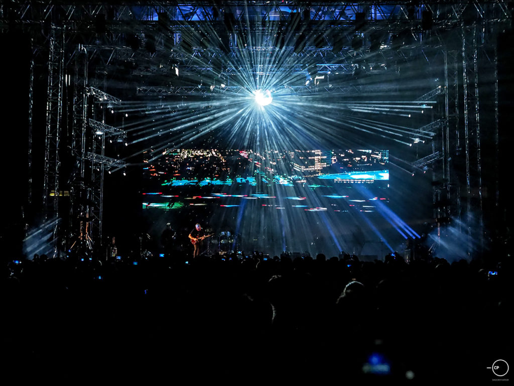 Το κοινό και οι New Order στη σκηνή του Release Athens Festival 2019