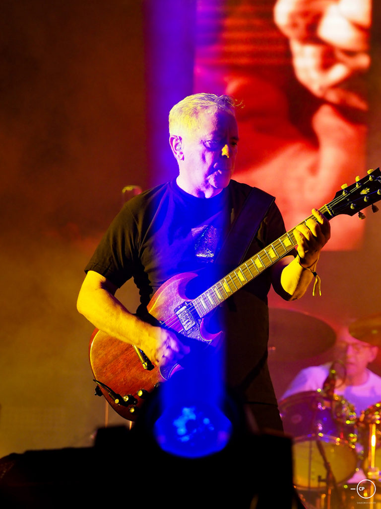 Ο τραγουδιστής Bernard Sumner των New Order στη σκηνή του Release Athens Festival 2019