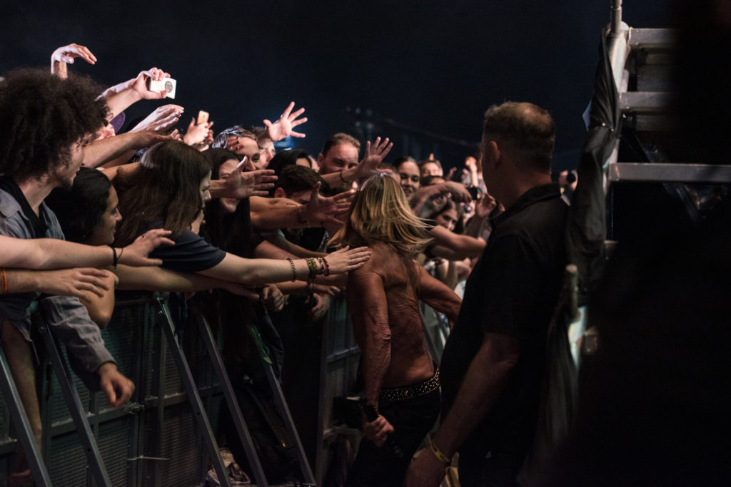 Ο Iggy Pop σε επαφή με το κοινό στο Release Athens Festival 2019