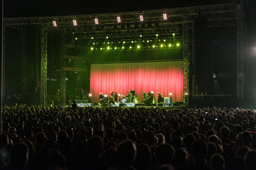 Το κοινό και ο Iggy Pop στη σκηνή του Release Athens Festival 2019