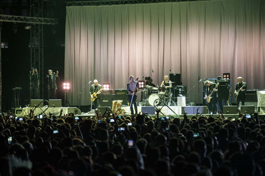 Το κοινό και ο Iggy Pop στη σκηνή του Release Athens Festival 2019