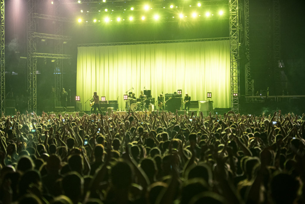 Το κοινό και ο Iggy Pop στη σκηνή του Release Athens Festival 2019