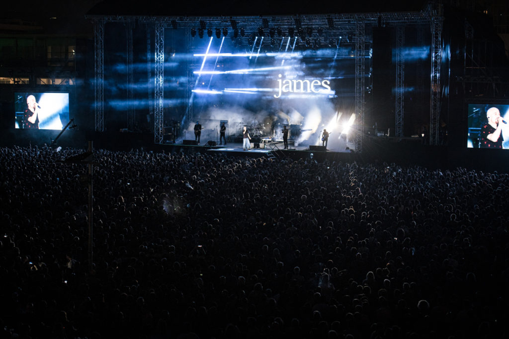 Το κοινό και οι James στη σκηνή του Release Athens Festival 2019