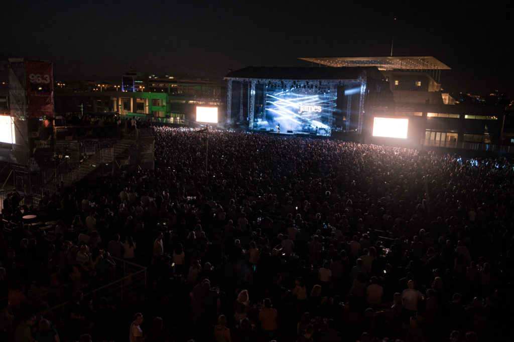 Το κοινό και η σκηνή στο live του Iggy Pop στο Release Athens Festival 2019