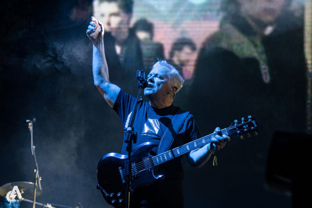 Ο τραγουδιστής Bernard Sumner των New Order στη σκηνή του Release Athens Festival 2019