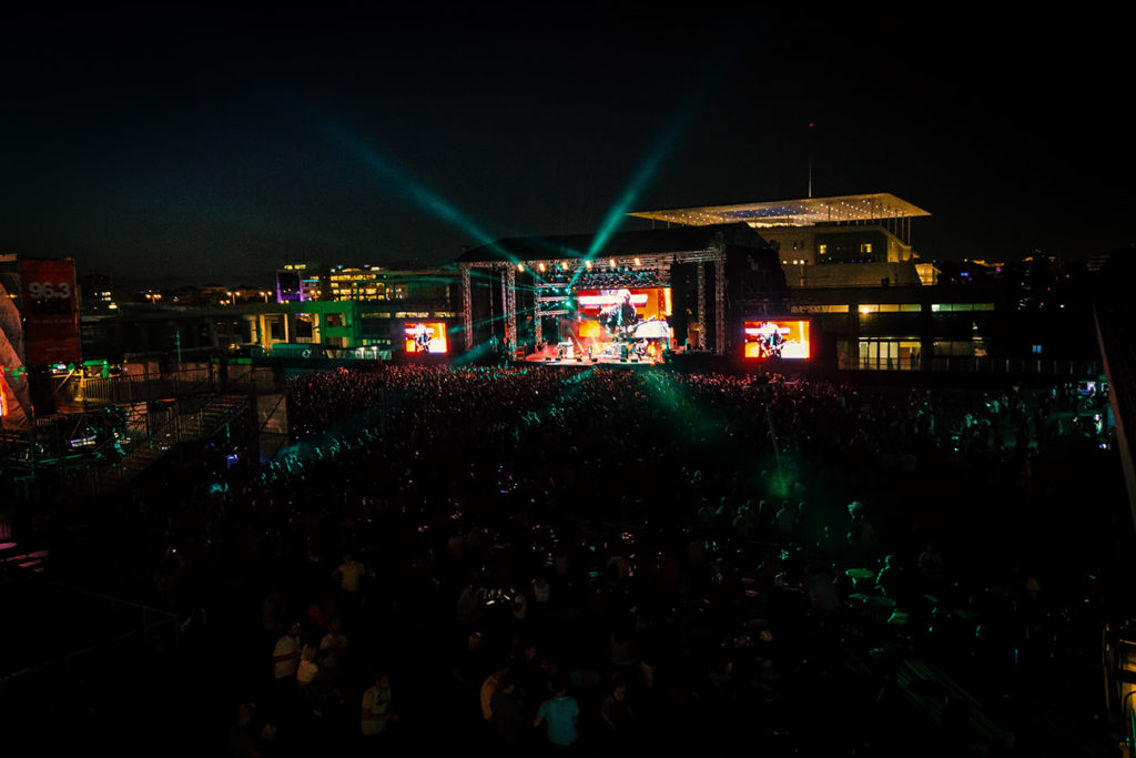 Το κοινό και η σκηνή την ημέρα εμφάνισης του Damian Marley στο Release Athens Festival 2019