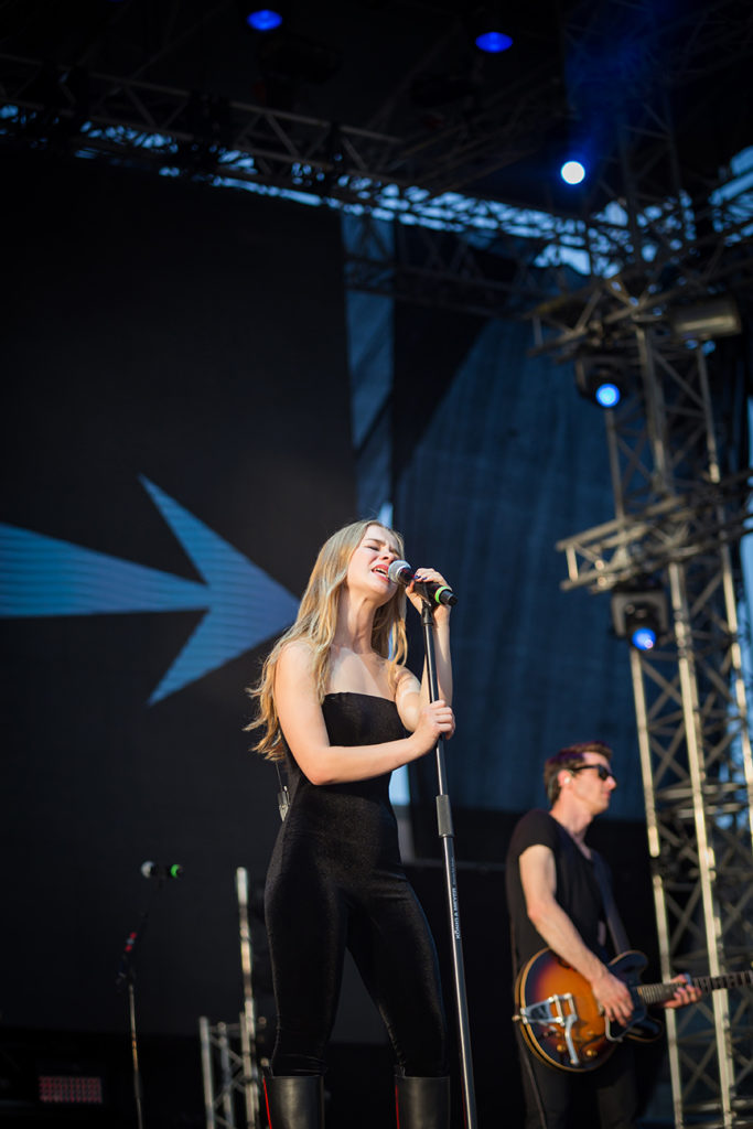 Η Luka Cruysberg τραγουδίστρια των Hooverphonic στη σκηνή του Release Athens Festival 2019