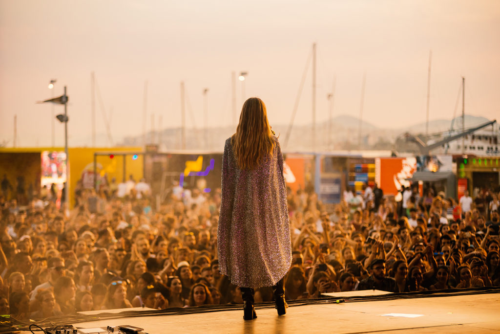 Η Luka Cruysberg τραγουδίστρια των Hooverphonic στη σκηνή του Release Athens Festival 2019