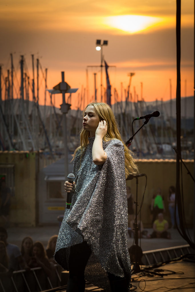 Η Luka Cruysberg τραγουδίστρια των Hooverphonic στη σκηνή του Release Athens Festival 2019