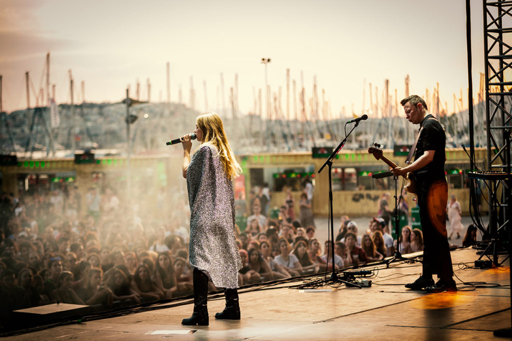 Η Luka Cruysberg τραγουδίστρια των Hooverphonic στη σκηνή του Release Athens Festival 2019