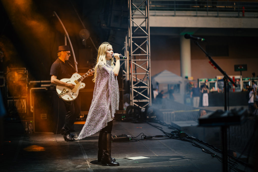 Η Luka Cruysberg τραγουδίστρια των Hooverphonic στη σκηνή του Release Athens Festival 2019