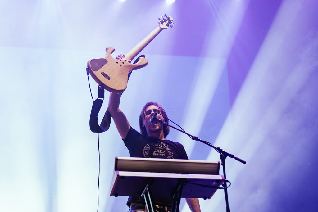 Μέλος των μουσικών του Hozier στη σκηνή του Release Athens Festival 2019