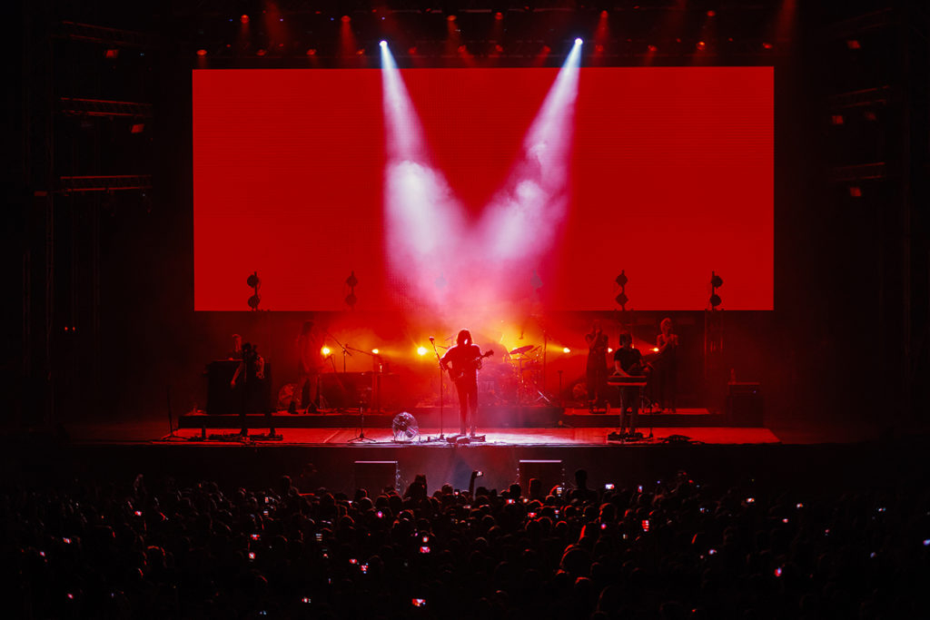 Σκηνή και κοινό στo live του Hozier στο Release Athens Festival 2019