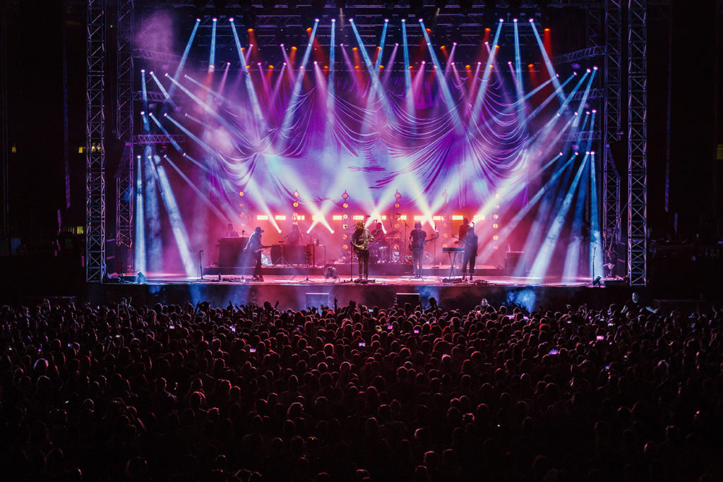 Σκηνή και κοινό στo live του Hozier στο Release Athens Festival 2019