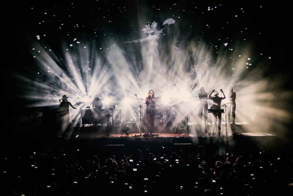 Σκηνή και κοινό στo live του Hozier στο Release Athens Festival 2019