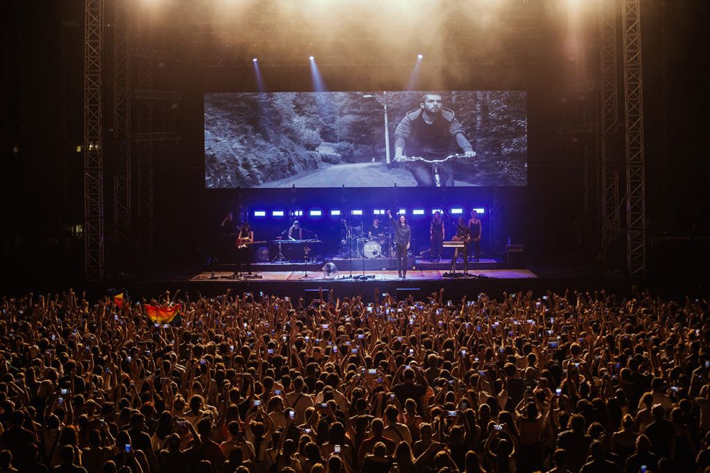 Σκηνή και κοινό στo live του Hozier στο Release Athens Festival 2019