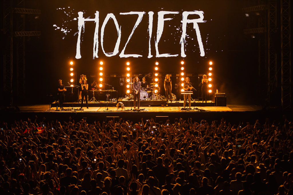 Σκηνή και κοινό στo live του Hozier στο Release Athens Festival 2019