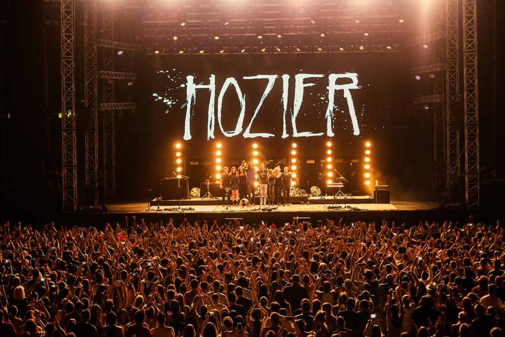 Σκηνή και κοινό στη συναυλία του Hozier στο Release Athens Festival 2019
