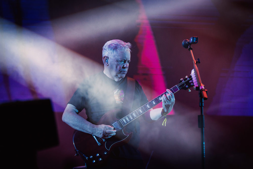 Ο τραγουδιστής Bernard Sumner των New Order στη σκηνή του Release Athens Festival 2019