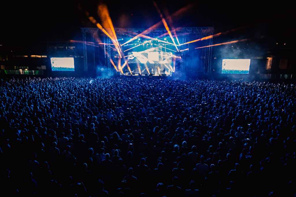 Το κοινό και οι New Order στη σκηνή του Release Athens Festival 2019