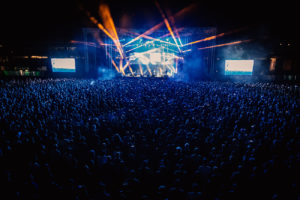 Φωτογραφία του κοινού και της σκηνής του Release Athens Festival Για την ενημέρωση σχετικά με το Voucher