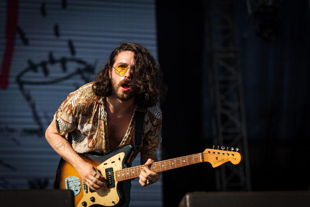 Ο κιθαρίστας των Fontaines Dc στη σκηνή του Release Athens Festival 2019