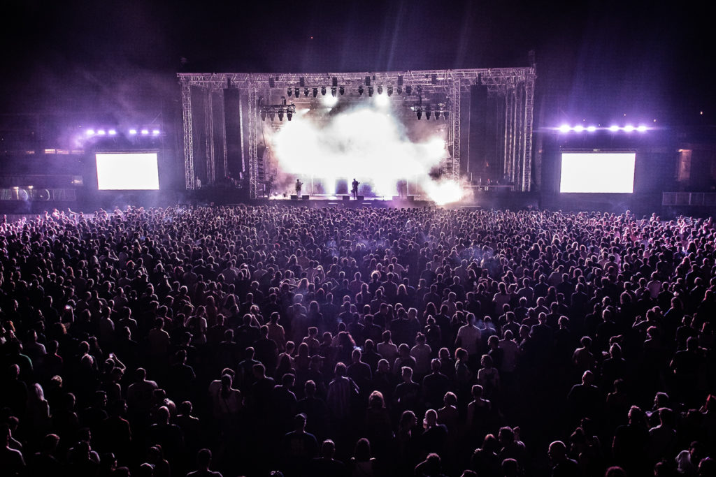 Το κοινό και η σκηνή στο live των Alice in Chains στο Release Athens Festival 2019