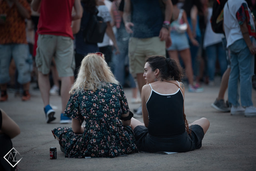 Κοινό καθισμένο στο χώρο του Release Athens Festival