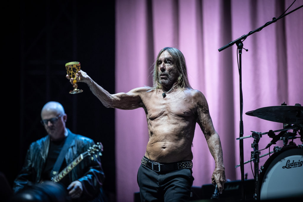 Ο Iggy Pop κρατώντας το ποτήρι του στη σκηνή του Release Athens Festival 2019