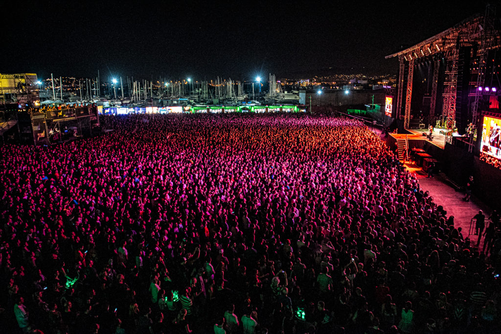 Το κοινό και η σκηνή στο live του Iggy Pop στο Release Athens Festival 2019