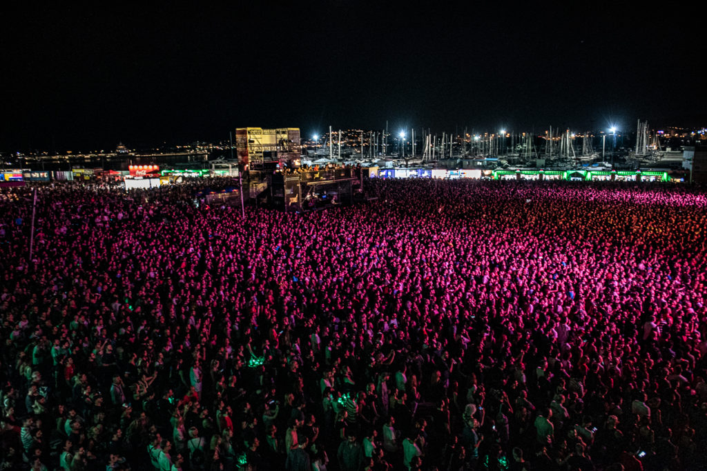 Το κοινό και η σκηνή στο live του Iggy Pop στο Release Athens Festival 2019