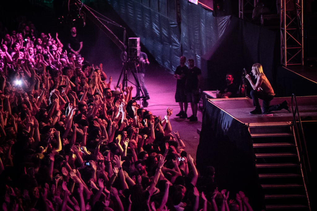 Το κοινό και η σκηνή στο live του Iggy Pop στο Release Athens Festival 2019