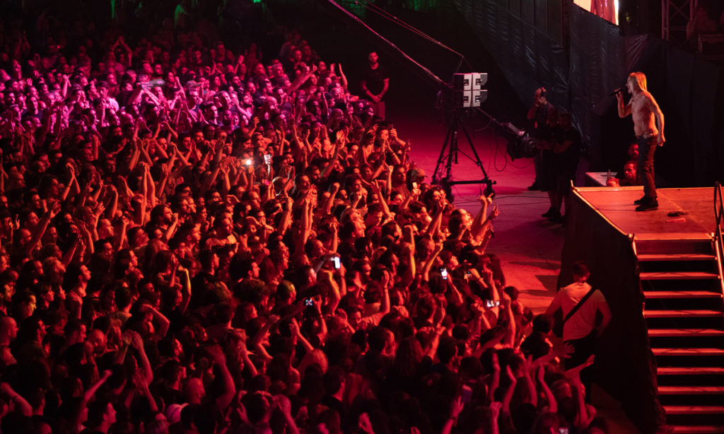 Το κοινό και η σκηνή στο live του Iggy Pop στο Release Athens Festival 2019