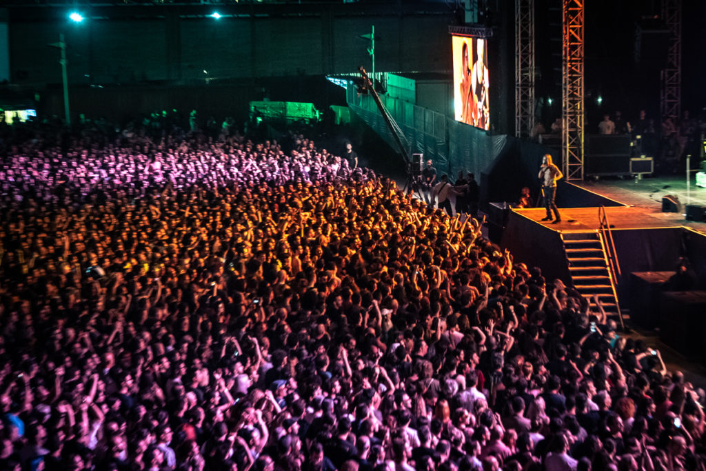 Το κοινό και η σκηνή στο live του Iggy Pop στο Release Athens Festival 2019
