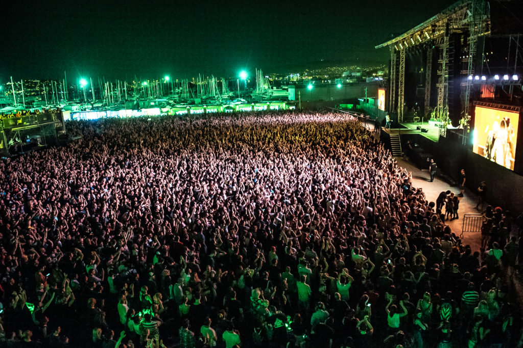 Το κοινό και η σκηνή στο live του Iggy Pop στο Release Athens Festival 2019