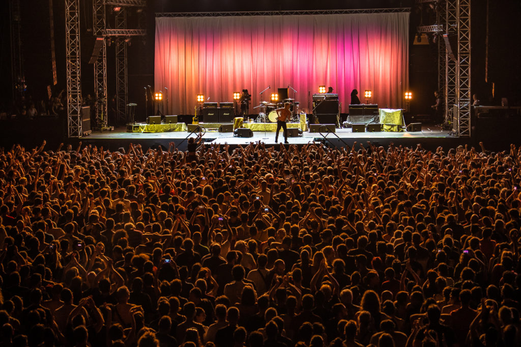 Η σκηνή και το κοινό στο Live του Iggy Pop στο Release Athens Festival 2019