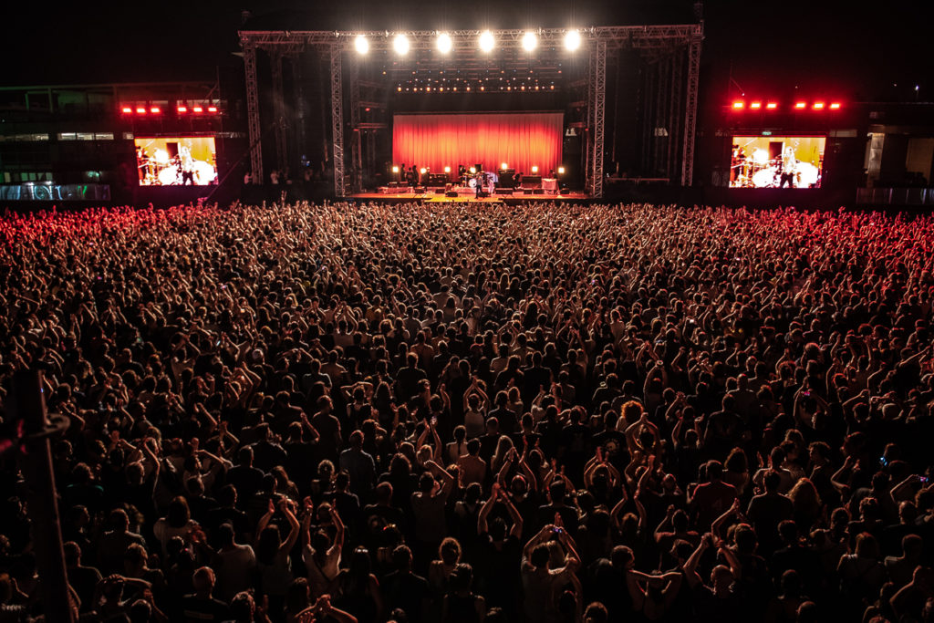 Η σκηνή και το κοινό στο Live του Iggy Pop στο Release Athens Festival 2019