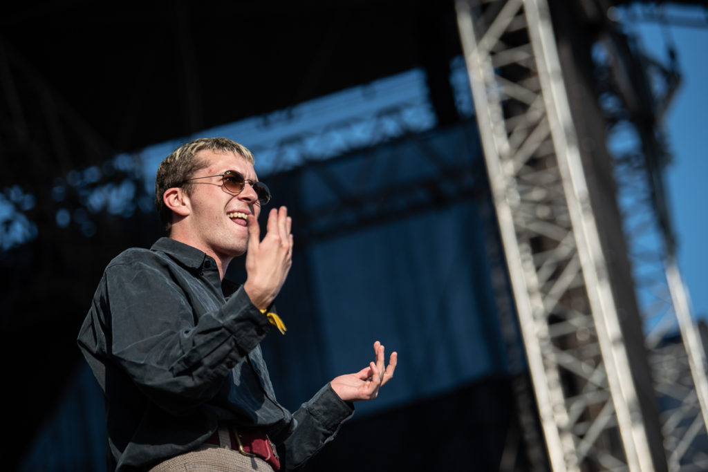 O τραγουδιστής των Shame, Charlie Steen στην σκηνή του Release Athens Festival 2019
