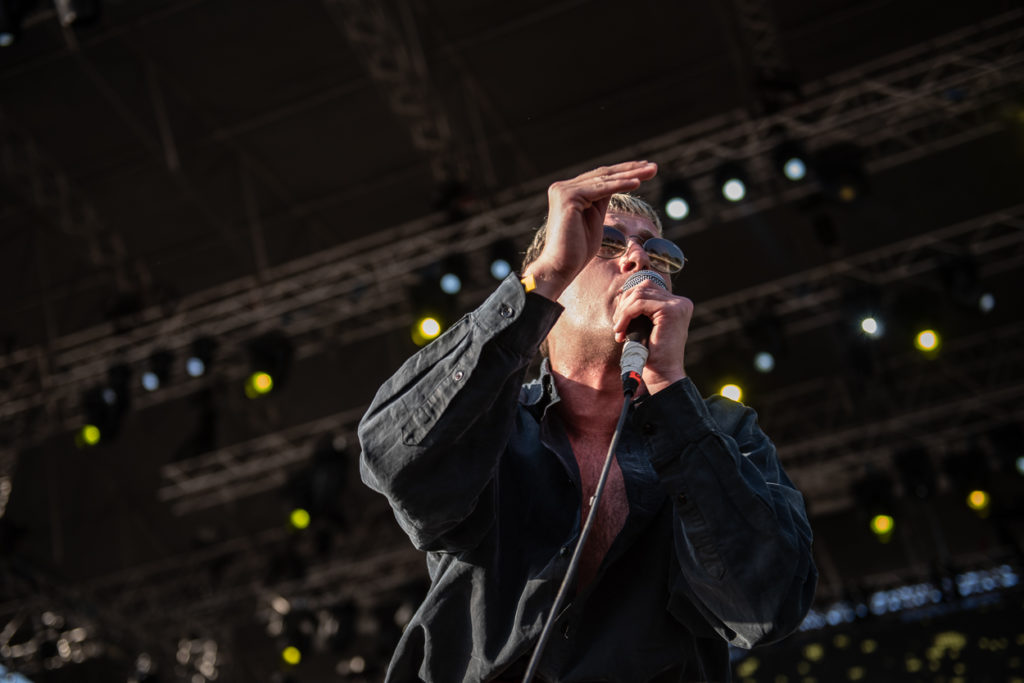 O τραγουδιστής των Shame, Charlie Steen στην σκηνή του Release Athens Festival 2019